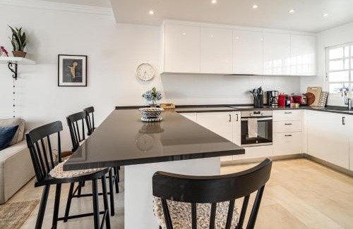 Marbella Apartment | Modern Chic 2 bedroom apartment in popular Aloha Pueblo close the Golf Courses with Mountain Views