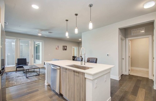 Greater Heights Apartment | Modern Chic 3BR in Houston Heights by Stay Gia