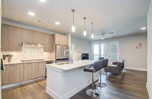 Greater Heights Apartment | Modern Chic 3BR in Houston Heights by Stay Gia