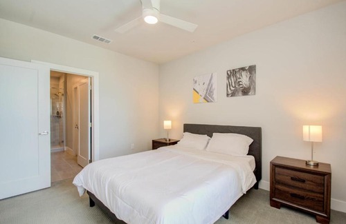 Greater Heights Apartment | Modern Chic 3BR in Houston Heights by Stay Gia