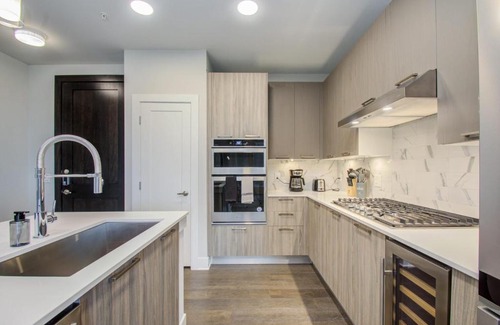Greater Heights Apartment | Modern Chic 3BR in Houston Heights by Stay Gia