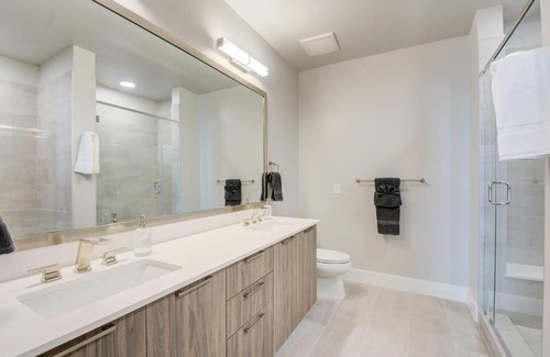 Greater Heights Apartment | Modern Chic 3BR in Houston Heights by Stay Gia