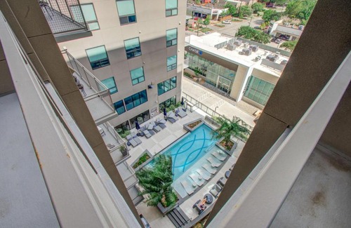 Greater Heights Apartment | Modern Chic 3BR in Houston Heights by Stay Gia