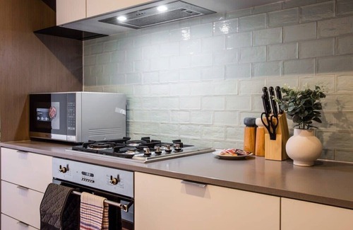 Hawthorn Apartment | Modern Chic Retreat - 2 BR Apartment Hawthorn