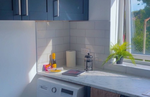 Hatfield Apartment | Modern City Flat in Hatfield offers free Wi-Fi, family rooms