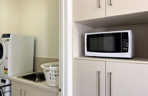 Wagga Wagga Apartment | Modern City Townhouse with all the Comforts