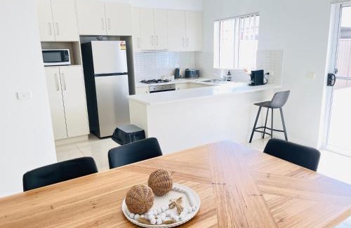 Wagga Wagga Apartment | Modern City Townhouse with all the Comforts