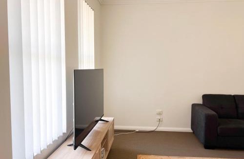 Wagga Wagga Apartment | Modern City Townhouse with all the Comforts