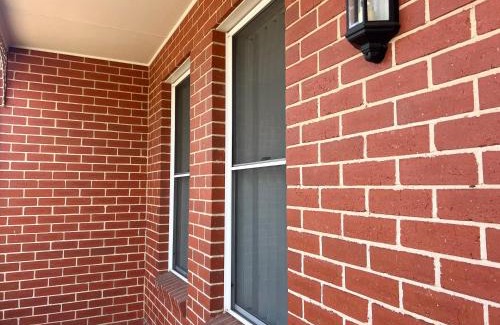 Wagga Wagga Apartment | Modern City Townhouse with all the Comforts