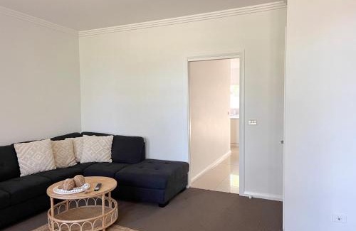 Wagga Wagga Apartment | Modern City Townhouse with all the Comforts