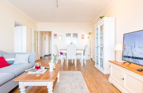 Westerland Apartment | Modern. Close to the beach. South-facing balcony. - House Blanker Hans