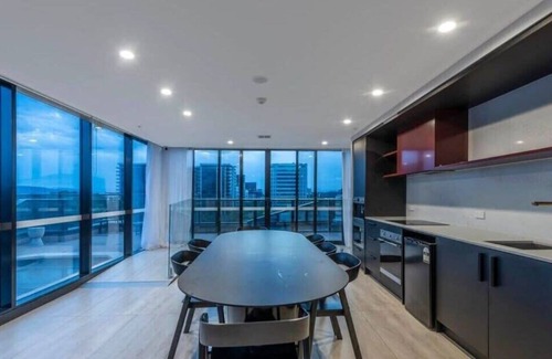 Reid Apartment | Modern Comfort in Heart of City-CBD, Pool, Central