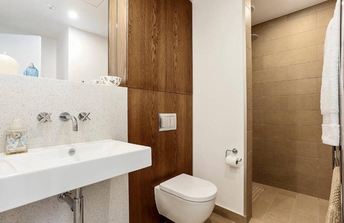 Newton Apartment | Modern, comfortable, amazing views + carpark