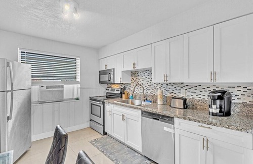 Royal Poinciana House | Modern & Comfy 2 BR ~ Mins to Beach & Casino #191