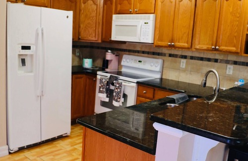 Fort Myers House | Modern & Comfy Oasis ~ Mins to Downtown ~ Parking!