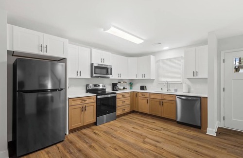 Taylors House | Modern & Comfy, Private Deck, 10 min to Paris Mtn + Greenville