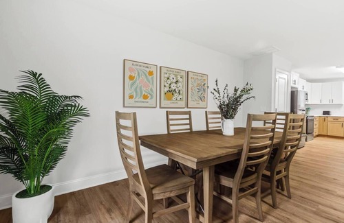 Taylors House | Modern & Comfy, Private Deck, 10 min to Paris Mtn + Greenville