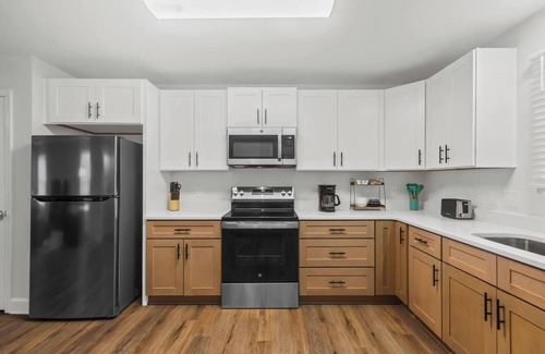 Taylors House | Modern & Comfy, Private Deck, 10 min to Paris Mtn + Greenville