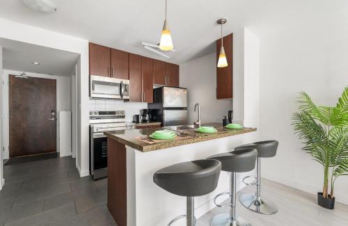 Crosstown Apartment | Modern Condo in Downtown Vancouver