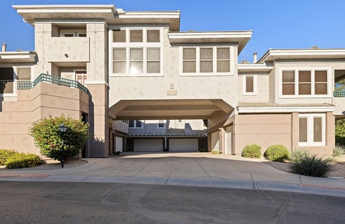 Kierland Condo | Modern Condo In The Heart Of Scottsdale | Pool