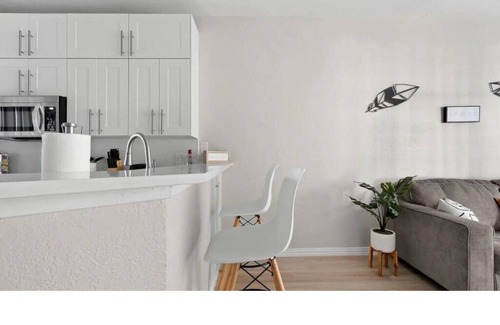 Dallas Apartment | Modern Condo/Pool/balcony/Gated/Pets!