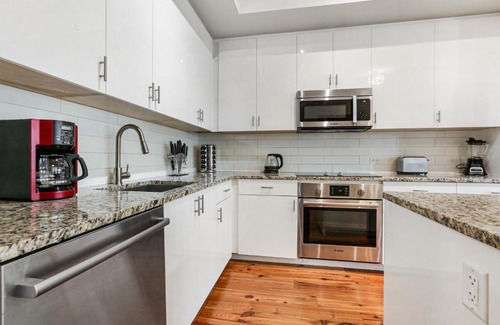 Central Business District Apartment | Modern Condos Close to City Attractions