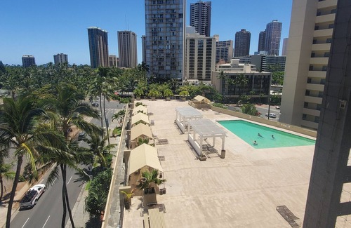 McCully - Moiliili Apartment | Modern corner studio in Waikiki. No resort fee