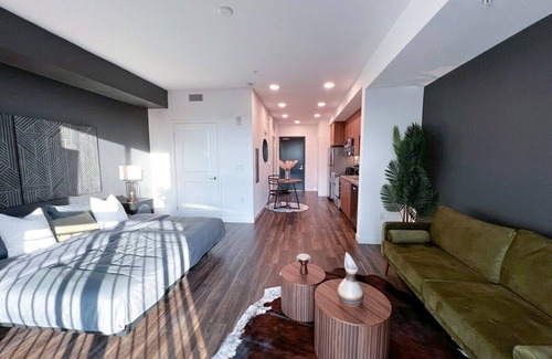 Beverly Hills Apartment | Modern Cosmopolitan APT Mid-Hollywood+Free Parking 10mins to Universal Studios