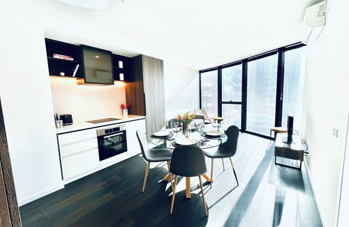 Melbourne Central Business District Apartment | Modern Cosy CBD Apartment With Luxury Indoor Pool, Jacuzzi, Sauna & Steam Room