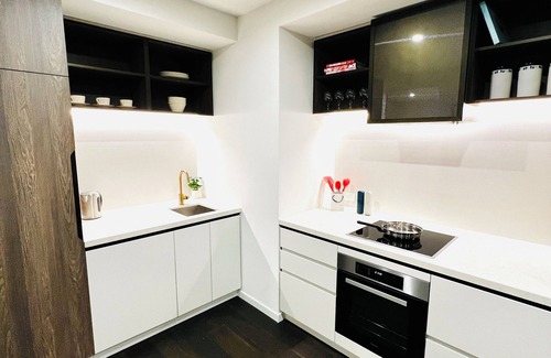 Melbourne Central Business District Apartment | Modern Cosy CBD Apartment With Luxury Indoor Pool, Jacuzzi, Sauna & Steam Room