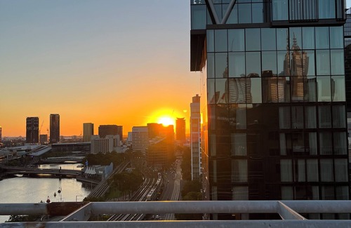 Melbourne Central Business District Apartment | Modern Cosy CBD Apartment With Luxury Indoor Pool, Jacuzzi, Sauna & Steam Room