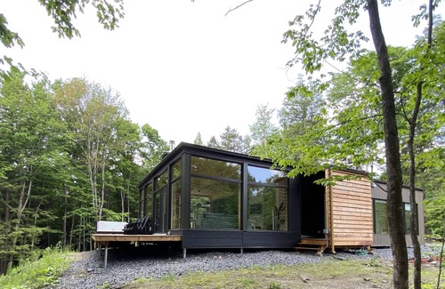 Sutton Ski Chalet | Modern Cosy-Chic Chalet with Spa in Nature