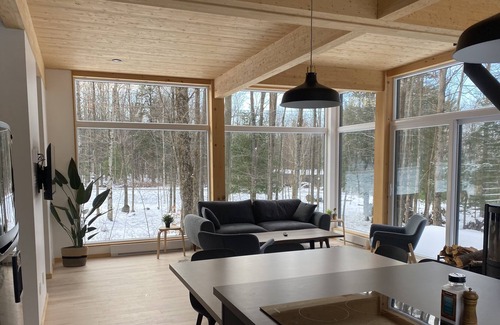 Sutton Ski Chalet | Modern Cosy-Chic Chalet with Spa in Nature