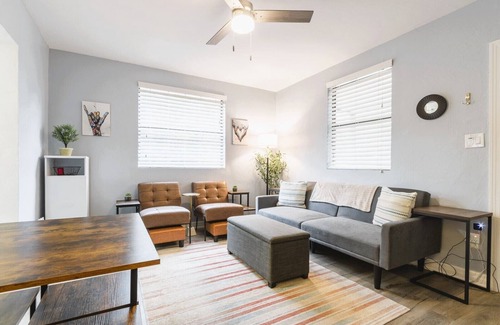 Gainesville House | Modern Cottage-5 min to UF & Shands & VA Hospital.
