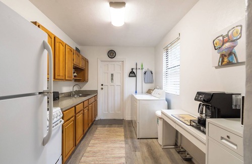 Gainesville House | Modern Cottage-5 min to UF & Shands & VA Hospital.