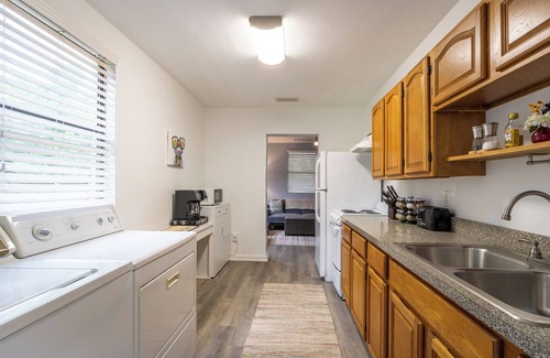 Gainesville House | Modern Cottage-5 min to UF & Shands & VA Hospital.