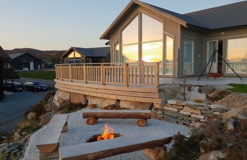 Steinsland House | Modern cottage by the sea, w / whirlpool. Boat can be rented