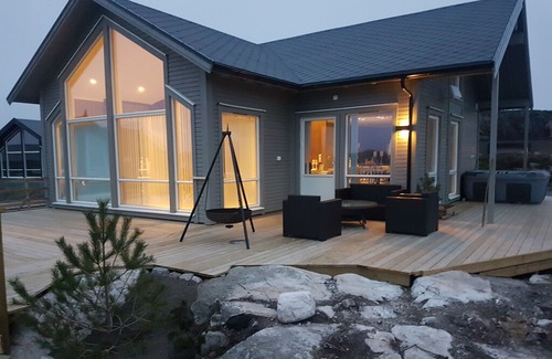 Steinsland House | Modern cottage by the sea, w / whirlpool. Boat can be rented