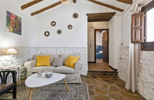 La Joya Cottage | Modern Cottage in La Joya with Private Pool