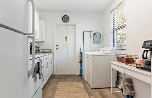Gainesville House | Modern Cottage-Pets Welcome/5 min to UF & Hospitals