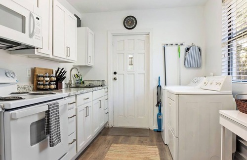 Gainesville House | Modern Cottage-Pets Welcome/5 min to UF & Hospitals