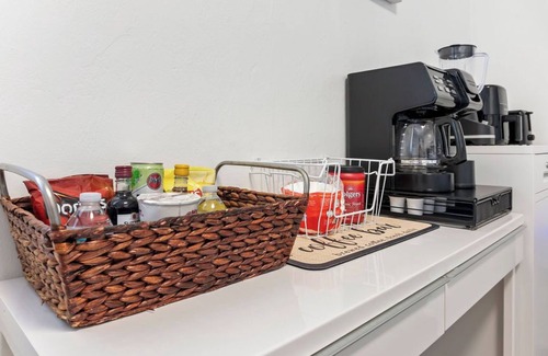 Gainesville House | Modern Cottage-Pets Welcome/5 min to UF & Hospitals