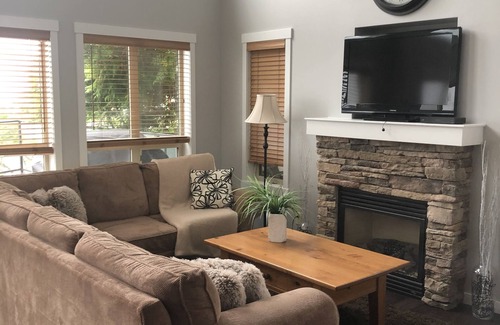Central Okanagan Cottage | Modern cottage with spectacular view, sleeps 6- FINTRY BC