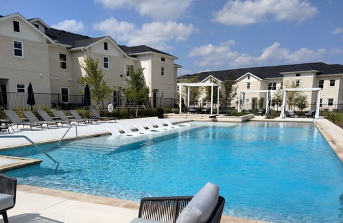 Leander Condo | Modern Country Getaway + Pool & Fitness Center - 20 Mins from Austin