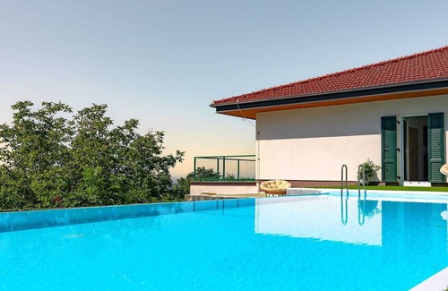 Breznik Plesivicki Villa | Modern countryside villa with a pool and spa