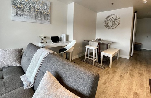 Southcenter Apartment | Modern Cozy 1Bdrm High-Rise Near Airport/Dine/Shop/Remote