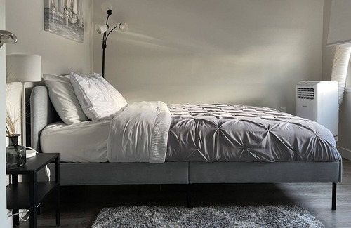 Southcenter Apartment | Modern Cozy 1Bdrm High-Rise Near Airport/Dine/Shop/Remote