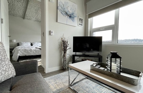 Southcenter Apartment | Modern Cozy 1Bdrm High-Rise Near Airport/Dine/Shop/Remote