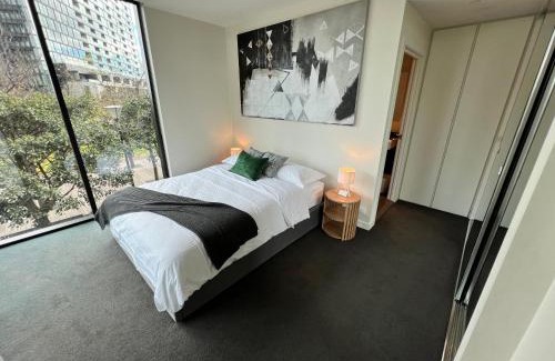 Docklands Apartment | Modern Cozy 2BR 2BA w Balcony, Pool, Parking, 1 Min to Tram, MAJU Docklands