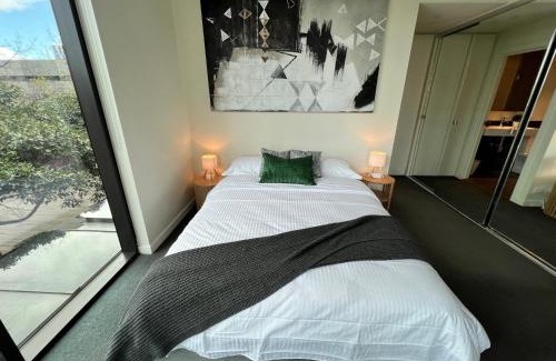 Docklands Apartment | Modern Cozy 2BR 2BA w Balcony, Pool, Parking, 1 Min to Tram, MAJU Docklands